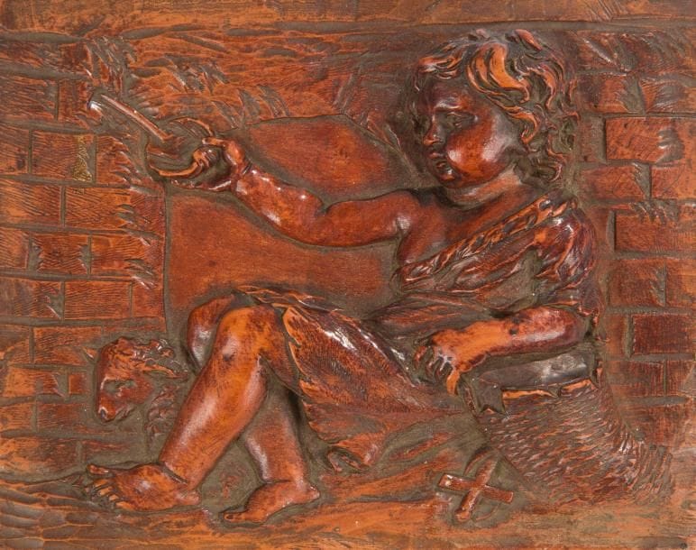 École française du XVIIe ou du XVIIIe siècle
Saint Jean Baptiste enfant
Plaquette en bois sculptée en bas- relief 
7,8 x 9,7 cm
Trou d’attache au revers