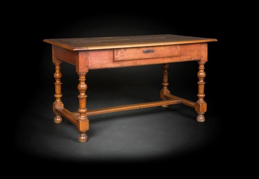 Grande table à écrire en noyer mouluré et tourné, le plateau rectangulaire reposant sur des pieds en balustre réunis par des barres d’entretoise.
Époque Louis XIII (accidents et restaurations)
H : 74 cm, L : 128 cm, P : 76 cm