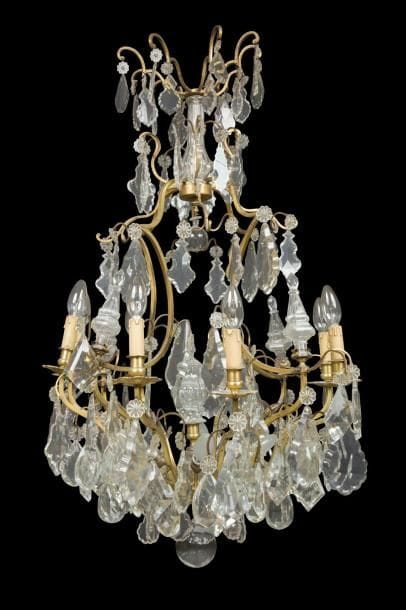 Lustre en bronze doré et verre taillé, à huit lumières et décor de pendeloques et pyramides.
Style Louis XV (accidents et manques)
H : 96 cm, D : 60 cm