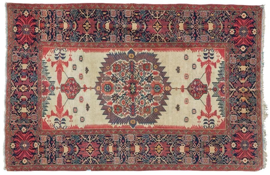 SARROUCK 
Tapis à important motif central sur un fond ivoire entouré d’une très large bordure à bouquets de fleurs stylisées.
148 x 123 cm