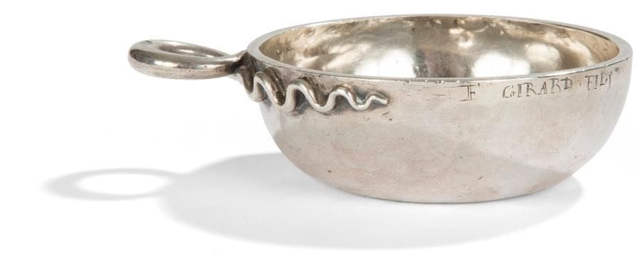 Tasse à vin en argent anse serpent, gravée F. GIRARD FILS.
ORLEANS 1779 - 1780
Maître orfèvre : Louis-Nicolas DEHORS
Poids : 127 g