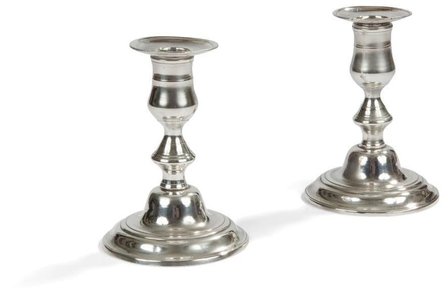 Paire de bougeoirs de toilette et leur bobèche en métal anciennement plaqué, réargenté.
France, XVIIIe siècle 
Hauteur : 13,9 cm - diamètre du pied : 9,8 cm