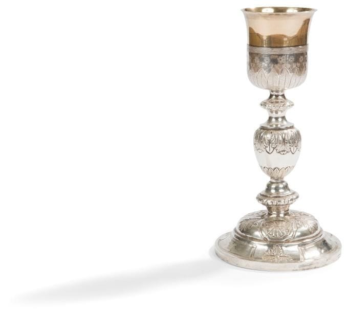 Calice en argent, fausse-coupe en vermeil ainsi qu’une patène dans son coffret rectangulaire ciselé au repoussé de symboles eucharistiques. Restauration. 
CLERMONT-FERRAND 1819 - 1838
Orfèvre : illisible
Poids l’ensemble : 396,80 g
Calice : hauteur : 26,2 cm - diamètre : 13,7 cm
Patène : diamètre : 13,4 cm