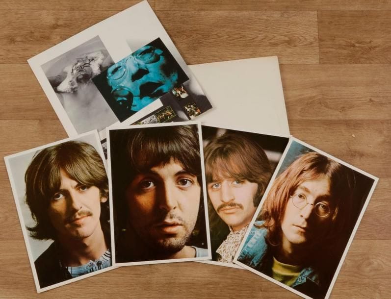 THE BEATLES
« Blanc » Apple SMO 2051/52 France 1973. 31 x 31 cm - 12 x 12 inches Inclus les 4 photos + Poster