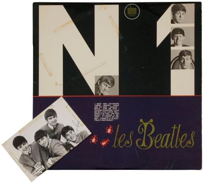 THE BEATLES
« N°1 » Odeon OSX 225 France 1964. 31 x 31 cm - 12 x 12 inches. Accompagné d’une photo signée au stylo à L’Olympia en 1964 par les 4 membres du groupe.