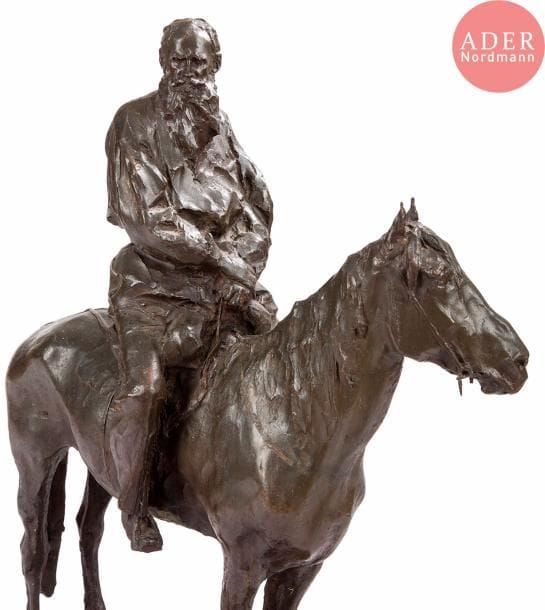 Paul (Paolo) Pétrovitch TROUBETZKOY (1866-1938)
Tolstoy à cheval
Bronze à patine noire.
Signé sur la terrasse. Daté et situé Moscou 1899 sur la terrasse.
Hauteur : 51,3 cm ; Longueur : 43,8 cm ; Profondeur : 17,8 cm 

En mars 1899, Léon Tolstoy se rend tous les jours rue Miasnitzkaïa où Paolo Troubetzkoy s’était fait aménager un atelier spécial afin que les cosaques puissent accéder à cheval pour poser au naturel et avec une petite ménagerie attenante. Le bronze de Tolstoy à cheval actuellement au musée d’Orsay, a été acquis en 1910 par le musée du Luxembourg à l’Exposition Universelle de 1900. Les exemplaires de cette sculpture sont marqués 1899 (comme celui du Musée d’Orsay), 1901 (comme celui de la Galleria d’arte moderna Milano) par exemple. Le musée Tolstoy a reçu en 1928 un exemplaire marqué 1899 de cette statuette provenant du musée Roumiantzev. Le modèle en plâtre se trouve au sein du legs de Troubetzkoy au Museo del Paesaggio à Verbania Pallanza.
Le catalogue du Musée d’Orsay indique que Tolstoy monte son cheval favori Délire, ce qui est formellement contredit par le journal de la comtesse Sofia Andreevna, qui, à la date du 10 mars 1899, note : « Lev Nikolaevitch se rend quotidiennement rue Miasnitskaïa à l’atelier de Troubetzkoy, qui le modèle en même temps et monté sur un cheval étranger (id est qui ne lui appartient pas) et pour une petite statuette ». Troubetzkoy a réalisé cinq sculptures représentant Tolstoy, dont deux équestres. Celle de 1899 est mentionnée dans le journal intime de la comtesse Sofia Andreevna et celle de 1910 est évoquée dans le journal de Tolstoy lui-même et mentionnée dans les écrits de Douchan Petrovitch Makovitzky (son médecin), de Valentin Fedorovitch Bulgakov (son secrétaire). Pour la statue de 1910, Makovitzky précise que Troubetzkoy a insisté pour que Tolstoy monte Krivoy, un cheval ambleur sibérien et non pas Délire, trouvant Krivoy plus expressif.
On trouve dans les notes du journal intime de Sofia A