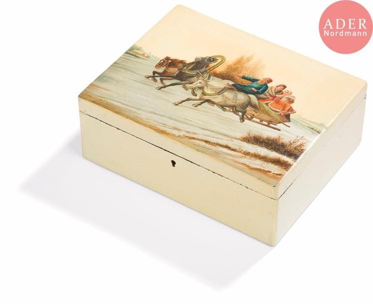Boîte en papier mâché à décor de traîneau attelé en troïka. Fin XIXe siècle.
Décor peint sur fond crème. Intérieur peint en rouge.
Pas de marquage apparent. Par le style du décor, potentiellement de VICHNIAKOV.
8,1 x 22,3 x 27,2 cm 

Коробка с миниатюрой «Зимняя тройка » на крышке. Конец XIX в.
Снаружи кремового цвета, внутри красного.
Без клейма. По стилю декора, возможно, фабрика ВИШНЯКОВА.
8,1 х 22,3 х 27,2 см