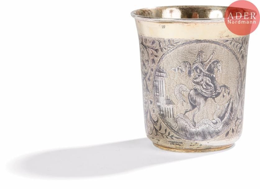 Gobelet en vermeil niellé
Poinçons : 84, Moscou 1845, essayeur « АК » (Andrey Antonovitch Kovalsky) et orfèvre « АК » (célèbre orfèvre spécialisé dans le vermeil niellé de 1835 à 1850 environ, mais non identifié)
Hauteur : 9.5 cm, diamètre au col : 9 cm ; Poids brut : 190 g
 
Provenance : succession de Pierre Lazareff (1907 - 1972) et Hélène Lazareff. (née Gordon, 1909 - 1988)
СЕРЕБРЯНЫЙ СТАКАН.
Серебро, гравировка, чернение и позолота.
Клейма: 84, Москва 1845, пробирный мастер « АК » (Андрей Антонович Ковальский) и мастер « АК » (известное клеймо мастера по черни с 1835 по 1850 гг., но его личность не установлена)
Высота : 9.5 см, верхний диаметр : 9 см ; Общий вес : 190 г
 
Провенанс : наследство Петра Лазарева (1907 - 1972) и Елены Лазаревой (урождённой Гордон, 1909 - 1988), известных французских журналистов, предпринимателей. П. Лазарев - основатель газеты France-Soir ; Е. Лазарева основала женский журнал Elle.