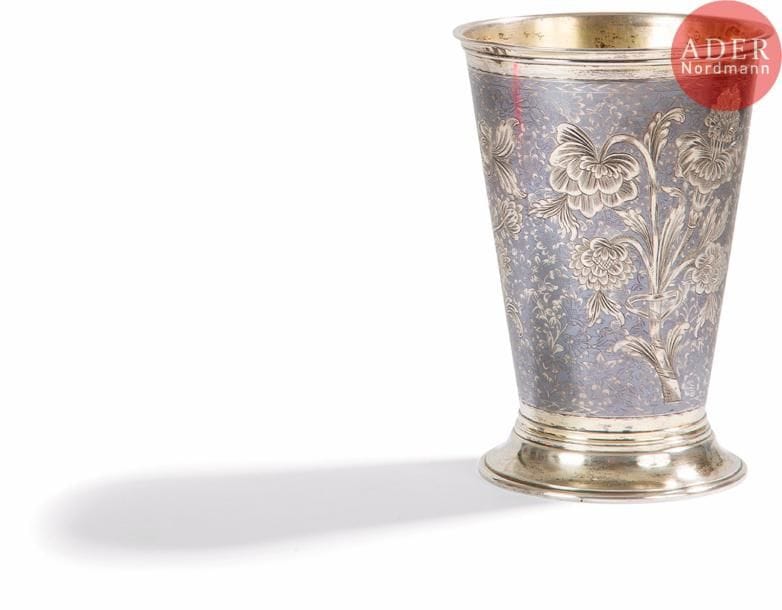 Vase en argent
Coupe tronconique en vermeil niellé, gravé de fleurs.
Poinçons : 84, Moscou, 1805 et orfèvre « МК » (Matvey Borissovitch Kostrov)
Hauteur : 15,5 cm, diamètre au col : 11 cm, à la base : 9,5 cm ; Poids brut 467 g
 
Provenance : succession de Pierre Lazareff (1907 - 1972) et Hélène Lazareff. (née Gordon, 1909 - 1988)

Серебряная коническая ВАЗА
Серебро, украшена растительным черневым орнаментом.
Клейма: 84, Москва, 1805 и мастер « МК » (Матвей Борисович Костров)
Высота : 15,5 см, диаметр наверху : 11 см, внизу : 9,5 см ; Общий вес 467 г
 
Провенанс : наследство Петра Лазарева (1907 - 1972) и Елены Лазаревой (урождённой Гордон, 1909 - 1988), известных французских журналистов, предпринимателей. П. Лазарев - основатель газеты France-Soir ; Е. Лазарева основала женский журнал Elle.
