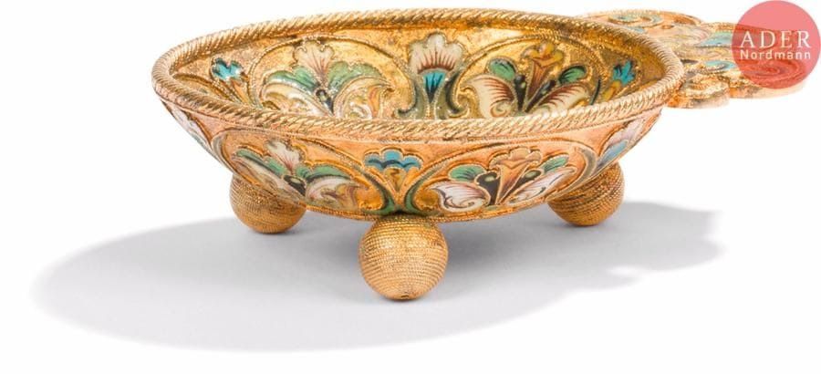 Rare tcharka en vermeil 84 zolotniks (875 millièmes) de forme ronde reposant sur trois pieds boules filigranés, dans le style des productions moscovites du XVIIe siècle, à décor émaillé polychrome cloisonné de rinceaux feuillagés sur fond amati sur les faces interne et externe, et au centre d’une rosace fleurie sur fond émaillé blanc légèrement repoussé dans un entourage de perles blanches. Bon état.
Moscou, vers 1890.
Orfèvre : O.B ou C.B en cyrillique, possiblement Semyon Babakin ou Semyon Bergmann.
Poids brut : 56,2 g. L. 7,3 cm

