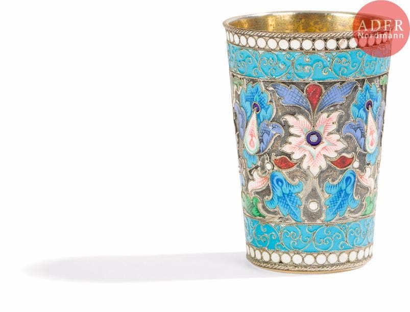 Timbale de forme légèrement évasée en vermeil 84 zolotniks (875 millièmes), à décor émaillé polychrome cloisonné de feuillages sur fond amati bordées de perles blanches. Petits manques à l’émail.
Moscou, vers 1895.
Orfèvre : Vasily Agafonov
H. 6,4 x D. 4,5 cm. Poids brut : 56,03 g

