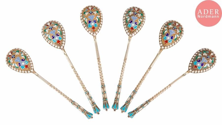 Série de 6 cuillères à thé en vermeil 84 zolotniks (875 millièmes), à décor émaillé polychrome cloisonné de feuillages sur fond amati bordées de perles blanches, le manche en partie torsadé et émaillé. Bon état.
Moscou, vers 1895.
Orfèvre : probablement Vasily Agafonov.
L. 10,5 cm. Poids brut total : 89,37 g

