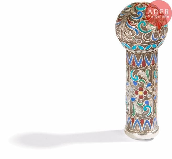Pommeau d’ombrelle en argent 84 zolotniks (875 millièmes), à décor émaillé polychrome cloisonné de feuillages et motifs stylisés sur fond amati. Manques à l’émail.
Saint-Pétersbourg, 1908-1917.
H. 7 cm. Poids brut : 47,0 g

