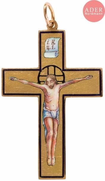 Croix pendentif en or 56 zolotniks (583 millièmes), en forme de croix latine, à décor émaillé polychrome en plein représentant le Christ crucifié, bordée d’un filet noir, le revers gravé de l’inscription en russe спаси и сохрани (« bénît et sauve »). Bon état.
Moscou, 1899-1908
Orfèvre : Karl FABERGÉ.
Conservée dans un écrin postérieur.
H. 5,5 x L. 3,5 cm. Poids brut : 10,22 g

