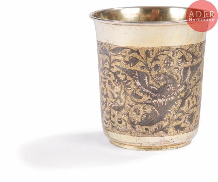 Belle timbale en vermeil 84 zolotniks (875 millièmes) à décor niellé figurant trois aigles dans un entourage de rinceaux feuillagés sur fond amati. Usures.
Moscou, 1842.
Orfèvre : AK, non identifié.
H. 7.5 x L. 7 cm. Poids : 111.9 g

