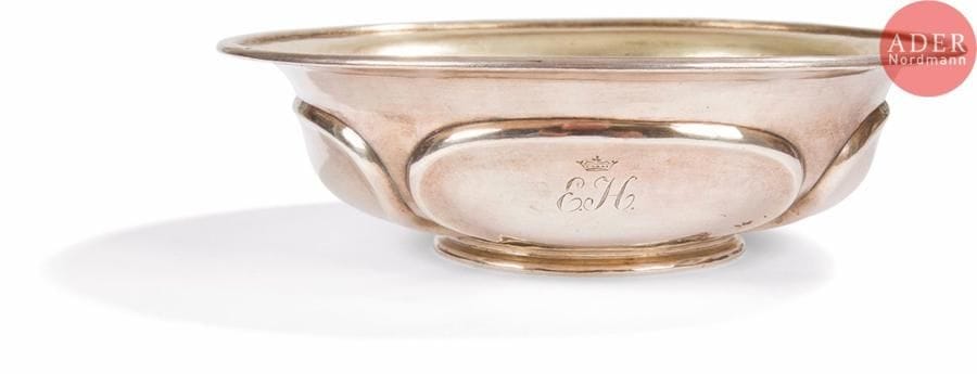 Coupe ronde en argent 84 zolotniks (875 millièmes), à décor de larges godrons repoussés, intérieur vermeil, gravée au centre d’un monogramme en cyrillique « EN » surmonté d’une couronne princière. Usures et chocs.
Moscou, 1856.
Orfèvre : R.P en cyrillique, non identifié.
H. 6 x D. 20 cm. Poids : 417.33 g

