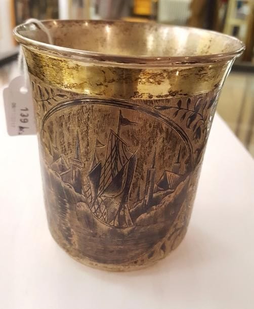 Gobelet en vermeil niellé
Poinçons : 84, Moscou 1845, essayeur « АК » (Andrey Antonovitch Kovalsky) et orfèvre « АК » (célèbre orfèvre spécialisé dans le vermeil niellé de 1835 à 1850 environ, mais non identifié)
Hauteur : 9.5 cm, diamètre au col : 9 cm ; Poids brut : 188,7 g

Provenance : succession de Pierre Lazareff (1907 - 1972) et Hélène Lazareff. (née Gordon, 1909 - 1988)
СЕРЕБРЯНЫЙ СТАКАН.
Серебро, гравировка, чернение и позолота.
Клейма: 84, Москва 1845, пробирный мастер « АК » (Андрей Антонович Ковальский) и мастер « АК » (известное клеймо мастера по черни с 1835 по 1850 гг., но его личность не установлена)
Высота : 9.5 см, верхний диаметр : 9 см ; Общий вес : 188,7 г

Провенанс : наследство Петра Лазарева (1907 - 1972) и Елены Лазаревой (урождённой Гордон, 1909 - 1988), известных французских журналистов, предпринимателей. П. Лазарев - основатель газеты France-Soir ; Е. Лазарева основала женский журнал Elle.

(HORS CATALOGUE)