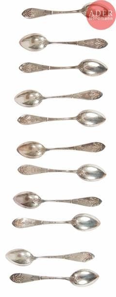 Série de 11 cuillères à thé en argent 84 zolotniks (875 millièmes), à décor ciselé d’un motif rayonnant et de feuillages entourant un monogramme gravé sous couronne comtale. Bon état.
Kostroma, 1808-1817.
Orfèvre : non identifié.
L. 11 cm. Poids brut total : 187,52 g


