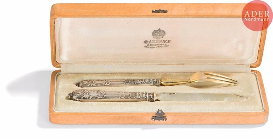 Couvert à fruits en argent 84 zolotniks (875 millièmes) composé d’une fourchette et d’un couteau, à décor ciselé de style néoclassique de palmes dans des cannelures et de médaillons enrubannés, lame et fourchon en vermeil. Bon état, légères usures. 
Conservé dans un écrin postérieur.
Moscou, 1899-1908 pour la fourchette et 1908-1917 pour le couteau.
Orfèvre : Karl FABERGÉ.
L. 18 et 16,5 cm. Poids total : 82,20 g

Un modèle similaire vendu chez Christie’s New-York, 16-17 avril 1985, lot 129.


