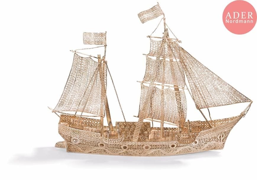 Rare maquette de bateau à deux mâts en argent 84 zolotniks (875 millièmes) entièrement filigrané. Bon état.
Russie, fin du XIXe siècle (sans poinçon russe apparent, poinçon d’importation français).
H. 17 x L. 24 cm. Poids brut : 218,4 g

