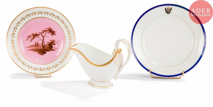 Lot de deux assiettes et une saucière en porcelaine, l’une du service impérial ordinaire de Tsarskoié-Selo ornée de l’aigle impériale et d’un filet bleu sur le bord, la seconde ornée d’un paysage sépia sur fond rose (fêlures), la saucière à décor de simples filets or (restaurations).
Manufacture impériale de porcelaine, Saint-Pétersbourg, 1908.
Manufacture Popov, Moscou, milieu du XIXe siècle.
Manufacture impériale de porcelaine, Saint-Pétersbourg, époque Nicolas Ier.
D. 23,5 et 22,5  cm - L. 21,5 cm

