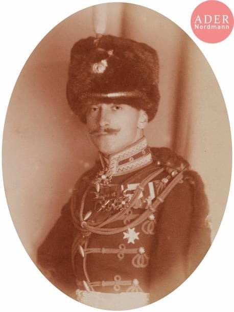 K.A. FICHER, photographe des théâtres impériaux
Épreuve argentique d’un officier des Hussards de l’Empereur, élève du Corps des pages. 1911. Dans carte double.

фотографъ императорскихъ театровъ К.А Фишеръ Л.Г. Гусарск. Полка.