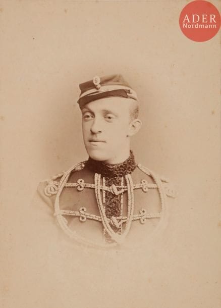 Lieutenant des hussards de la garde « GRODNENSKI », nu tête et en képi (mod. 1871). 
Deux tirages argentiques. 10 x 13,5 cm

