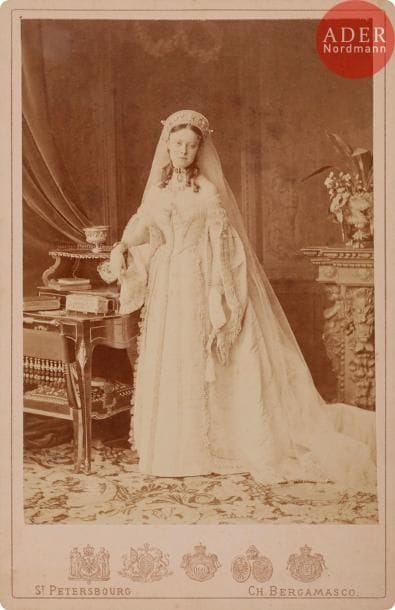 BERGAMASKO
Portrait de jeune femme, en pied et buste. Tirage argentique.
LEVITSKI ET FILS
Buste de jeune femme. Tirage argentique ; signature à sec de l’atelier.
10 x 13,5 cm

