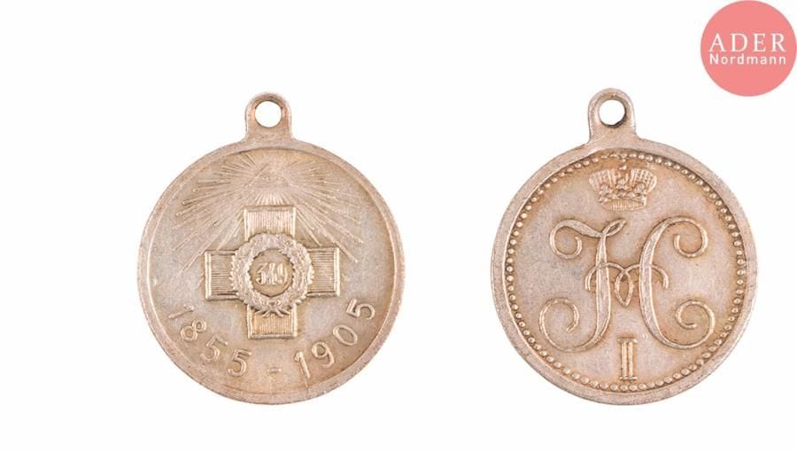 Médaille pour la prise d’Akhoulgo, 22 août 1839.
La résidence de Chamil au Daghestan.
Diam. : 30 mm ; métal. B.E. Frappe postérieure.
 