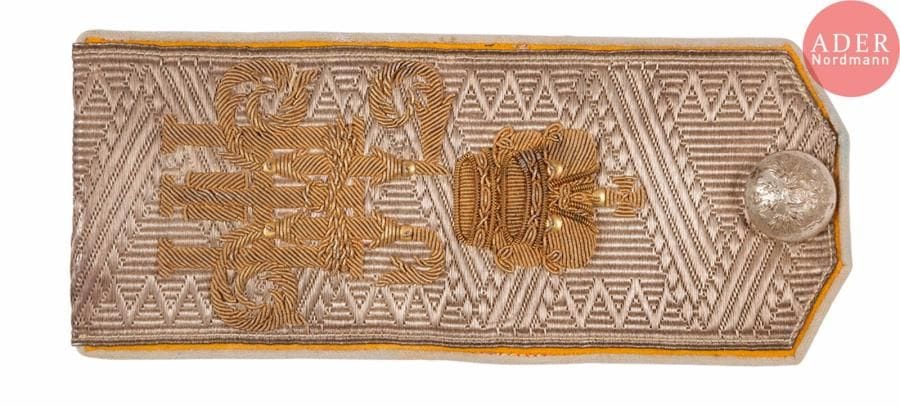 Patte d’épaule du grand-duc Nicolas Nikolaiévitch
En tenue du 9e grenadiers « Sibirski ». Avec son monogramme et celui de la suite impériale de Nicolas II. Avec boutons. B.E. 

