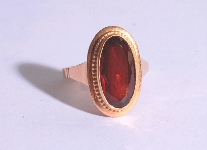 Bague en or 18K (750), ornée d'un grenat ovale. Poids brut: 6,3 g