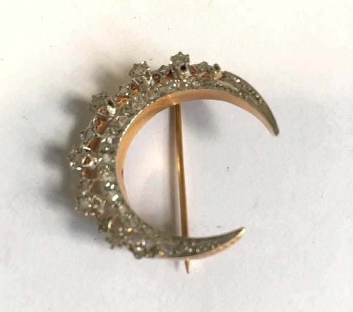 Broche croissant en or 18K (750), sertie de diamants taillés en roses. Poids brut: 4,7 g