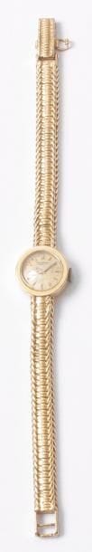 UNIVERSAL. Montre en or 18K (750), cadran rond, bracelet en or 18K tressé. Poids brut: 21,3 g (remontoir métal, mouvement à réviser)