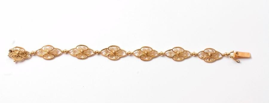Bracelet en or 18K (750) articulé de maillons ovales ajourés. Poids: 19 g