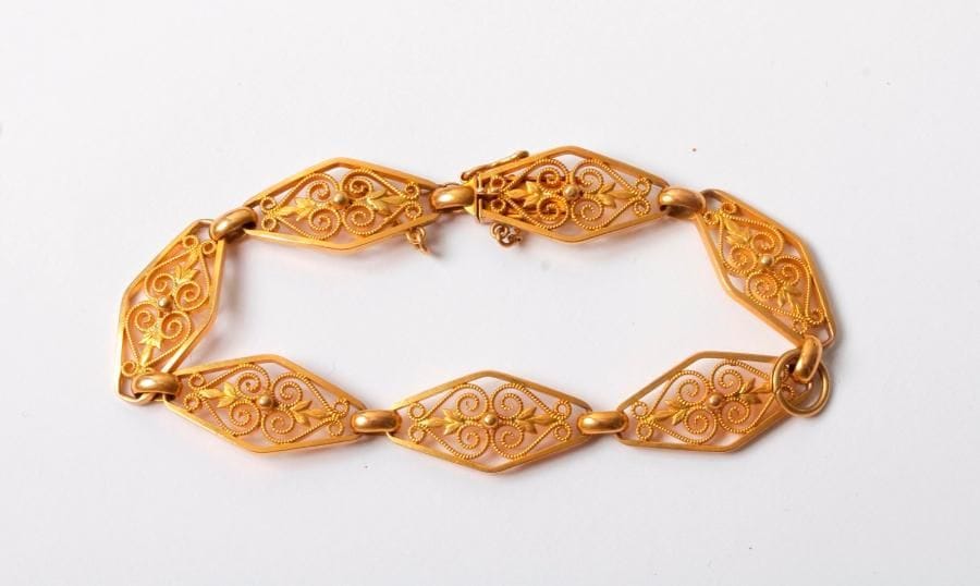 Bracelet en or 18K (750) articulé de maillons filigranés. Poids: 19,6 g