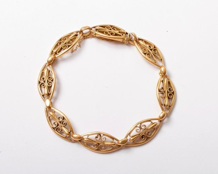 Bracelet en or 18K (750) articulé de maillons ovales ajourés. Poids: 21,2 g