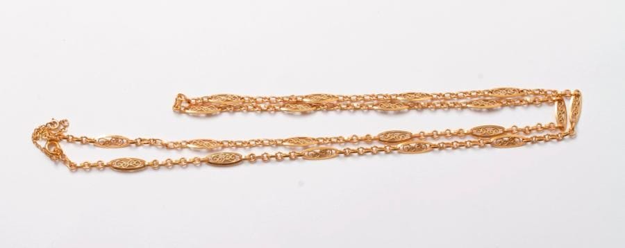 Sautoir en or 18K (750) articulé de maillons filigranés et d'anneaux. Poids: 24,3 g