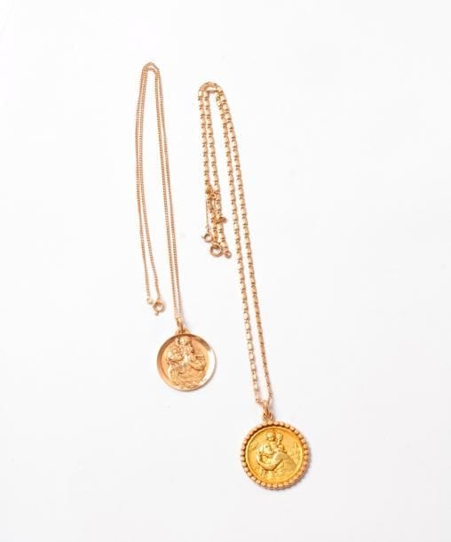 Lot de deux médailles en or 18K (750) coulissant chacune sur une chaîne en or 18K. Poids: 30,6 g