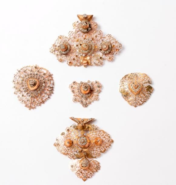 Suite de 5 fragments de croix normandes en or 18K (750) ornées de pierres du Rhin. Travail du début du XIXe siècle. Poids brut: 41,3 g (accidents, manques, soudures)
