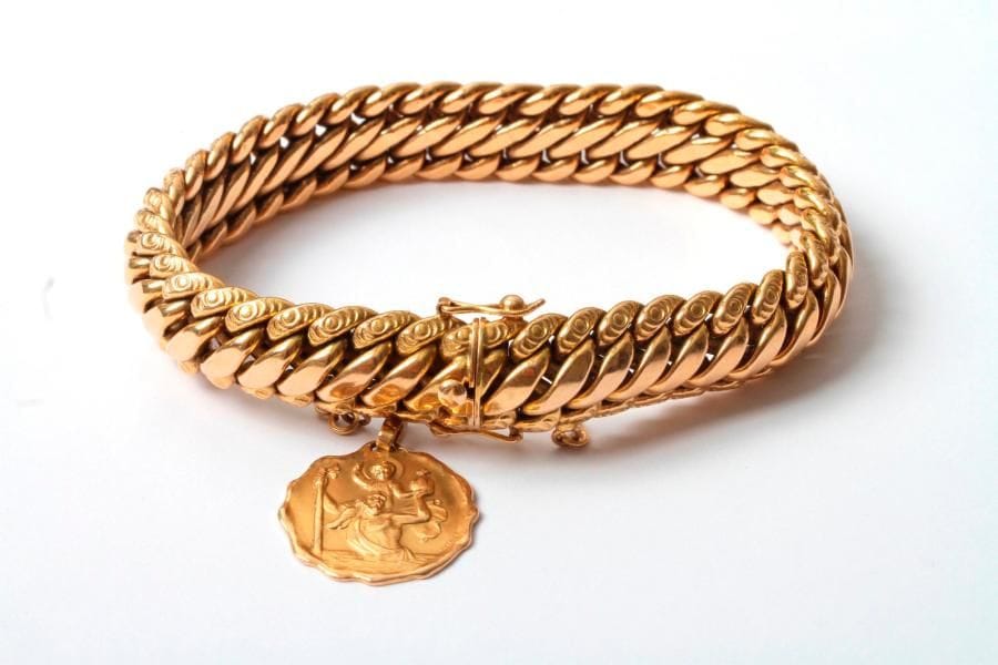 Bracelet en or 18K (750), maillons gourmette, retenant une médaille en pampille. Poids: 41,5 g