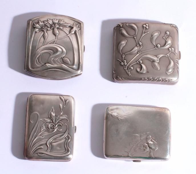 Quatre porte-cigarettes en argent d'époque art nouveau.

Poids : 296,70 g