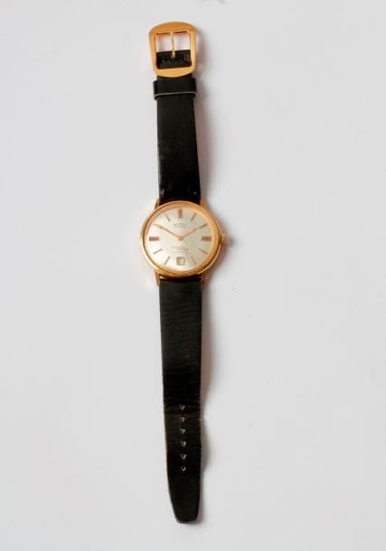 BUTEX. Montre bracelet d'homme en acier et métal doré. Date à 6H. Automatique, cadran argenté avec appliques. Modèle trans-européen n°715015. Mécanisme ETA calibre 2452.

Bracelet en cuir.

Poids brut : 45,35 g