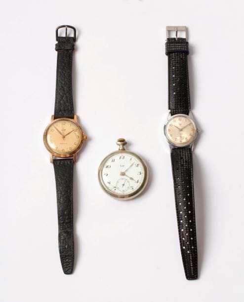 LIP. Lot de 3 montres :

- Une montre à gousset en argentan, cadran émaillé (mauvais état), chiffres arabes, trotteuse à 6 H. Mouvement échappement ancre, spiral breguet. Balancier compensé. Manque la bélière.

- Une montre bracelet en métal doré, cadran champagne chiffres arabes, trotteuse centrale. Mouvement mécanique.

- Petite montre chromée, cadran fond blanc, chiffres arabes. Trotteuse à 6 H, mouvement mécanique.

