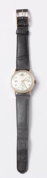 RECOD WATCH. Montre bracelet d'homme en métal doré. Modèle dato fixe, calibre 107C, échappement ancre. Jour, date, phase de lune, trotteuse à 6H. Cadran argenté.

A réviser.