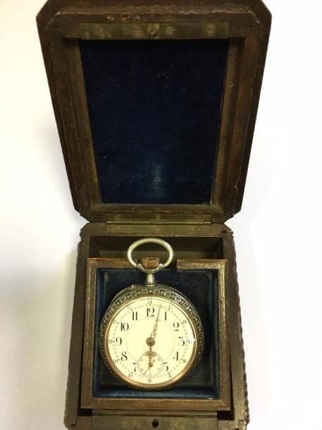 Montre gousset en métal argenté. Très joli boîtier ouvragé sur le pourtour et sur la tranche, le fond à décor repoussé d'un lion couronné dans un blason portant l'inscription "prix du gouvernement". Boîte belge, cadran émaillé blanc, chiffres arabes, trotteuse à 6H, aiguilles Louis XV. Mécanisme Moeris, échappement ancre à chevilles.

Dans un écrin en bois sculpté.

A réviser.