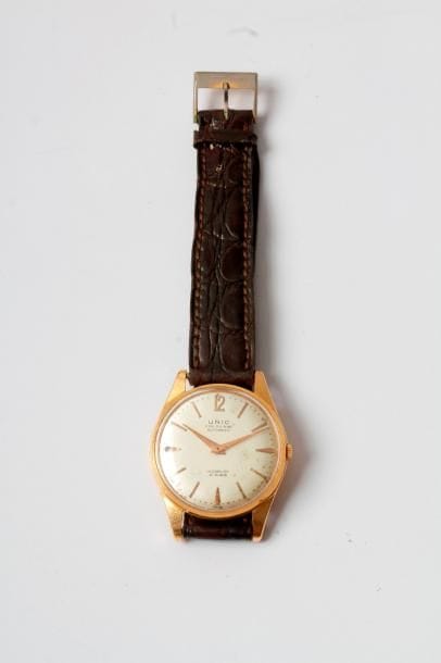 UNIC. Montre bracelet d'homme en or 750/1000. Mouvement automatique, cadran blanc avec appliques tachées. Pivot de trotteuse cassé. Mécanisme calibre AS 1580.

Poids brut : 38,33 g

Fonctionne, à réviser.

