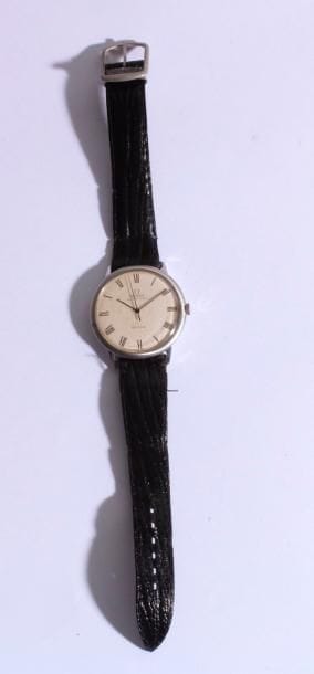 OMEGA. Montre d'homme automatique en acier. Modèle de ville. Cadran argenté taché, chiffres romains. Trotteuse centrale. Mécanisme omega incabloc calibre 711. Bracelet en cuir. 

Bon état, à réviser.

