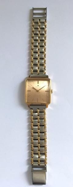 ZENITH. Montre bracelet d'homme en or 750/1000. Bracelet  souple à mailles en métal doré et acier. Cadran doré avec appliques. Mécanisme bon état calibre 2522, numéroté 759052. Remontoir siglé. N° du boîtier 141307.

Poids brut : 64,90 g 

Ecrin.

A réviser.

