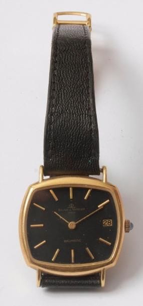 BEAUME & MERCIER. Montre bracelet d'homme en or 750/1000. Modèle Baumatic, de forme tonneau. Cadran noir, date à 6H. Mécanisme changé. La date ne fonctione pas. Mécanisme quartz collé sur le cadran, bracelet en cuir à boucle déployante en or 750/1000.

Poids brut : 40,55 g 

