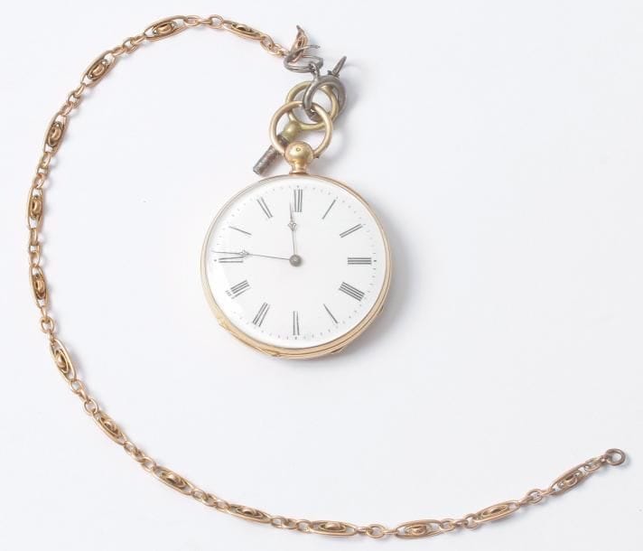 Montre gousset en or 750/1000 avec morceau de chaîne et clé. Fermoir en argent, cadran émaillé blanc, chiffres romains, aiguilles acier et verre bombé. Fond de boîte gravé en son centre d'un, n° de boîte à l'intérieur 18116. Double boîte en cuivre, remontage à clé, échappement cylindre.

Poids brut : 66,10 g

A réviser.

